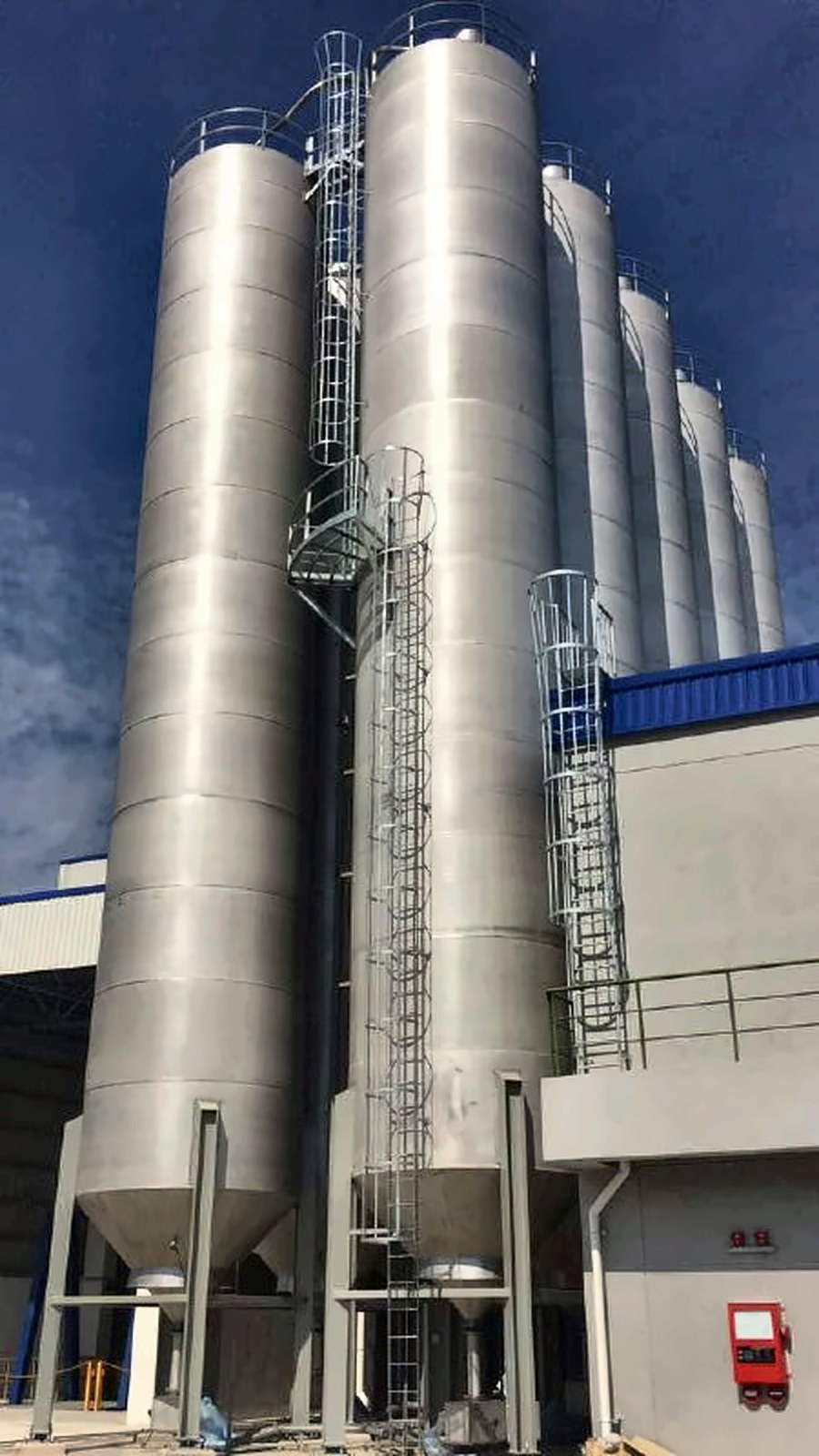 Stainless steel silos fabricated and installed by Revessel